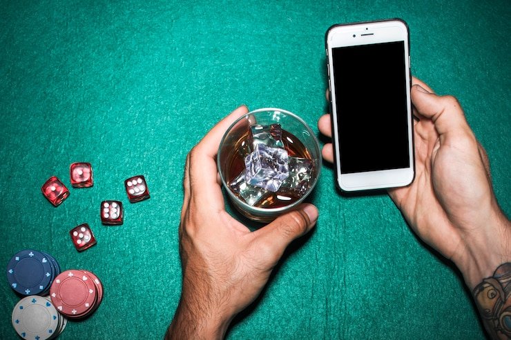 Dealer profesional memandu permainan kartu di meja Live Casino pubtogel secara real-time